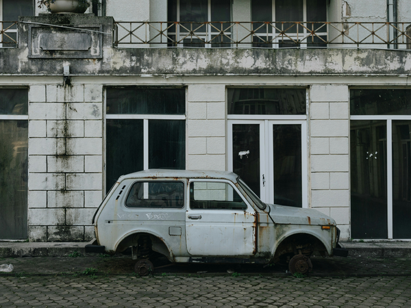 Le chauffeur à la Lada Niva