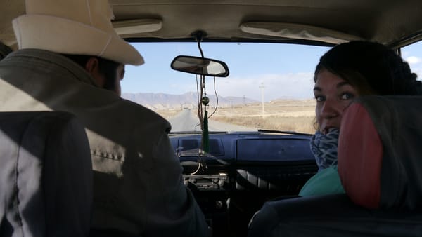 Le chauffeur à la Lada Niva