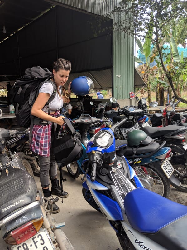 C’est le loueur thaïlandais, à Koh Phangan, avec la clé à molette